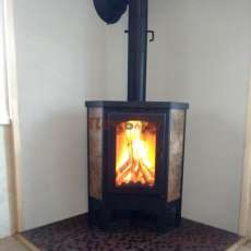 Недорогая печь-камин Бавария Эко угловая с плитой одна конфорка фото в интерьере в Бобруйске