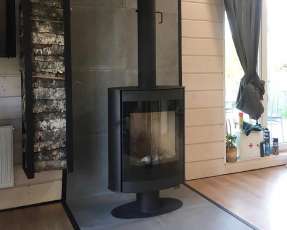 Печь-камин с теплообменником Мета-Бел АОТ 7.0-01 Свитязь фото в интерьере в Бобруйске