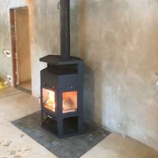 Купить недорогой камин с шамотом Мета-Бел Енисей в Бобруйске фото в интерьере в Бобруйске