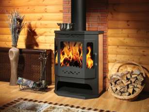 Стальной камин с дровницей Бавария призматик с плитой фото в интерьере в Бобруйске