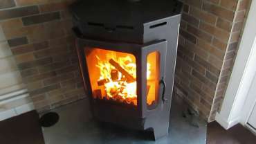 Печь-камин Бавария призматик пристенно-угловой фото в интерьере в Бобруйске