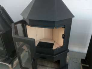 Стальной камин Бавария Мюнхен со стеклом угловой чёрный (без перемычки) фото купить в Бобруйске