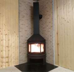 Стальной камин Бавария Мюнхен угловой чёрный (без перемычки) фото в интерьере в Бобруйске