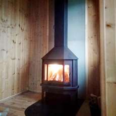 Стальной камин со стеклом Мюнхен угловой чёрный фото в интерьере в Бобруйске