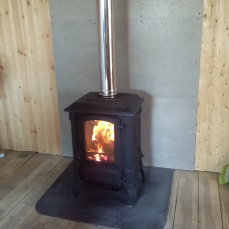 Печь-камин чугунный FireWay Bruno в интерьере чёрный Амазонка бай фото в Бобруйске