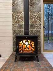 Печь-камин чугунный FireWay Demetra в интерьере Амазонка бай фото в Бобруйске