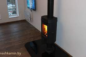 Печь-камин чугунный Invicta Mesnil в интерьере Амазонка бай фото в Бобруйске