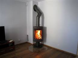 Печь-камин чугунный Invicta Alios в интерьере Амазонка бай фото в Бобруйске