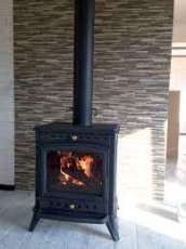 Печь-камин чугунный Invicta Altea в интерьере Амазонка бай фото в Бобруйске