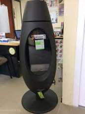 Печь-камин чугунный Invicta Ove в интерьере Амазонка бай фото в Бобруйске